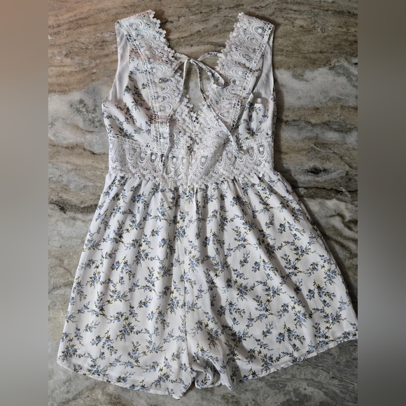 Lulus Pretty Floral Print Crochet Lace Romper NWT - Picture 4 of 6